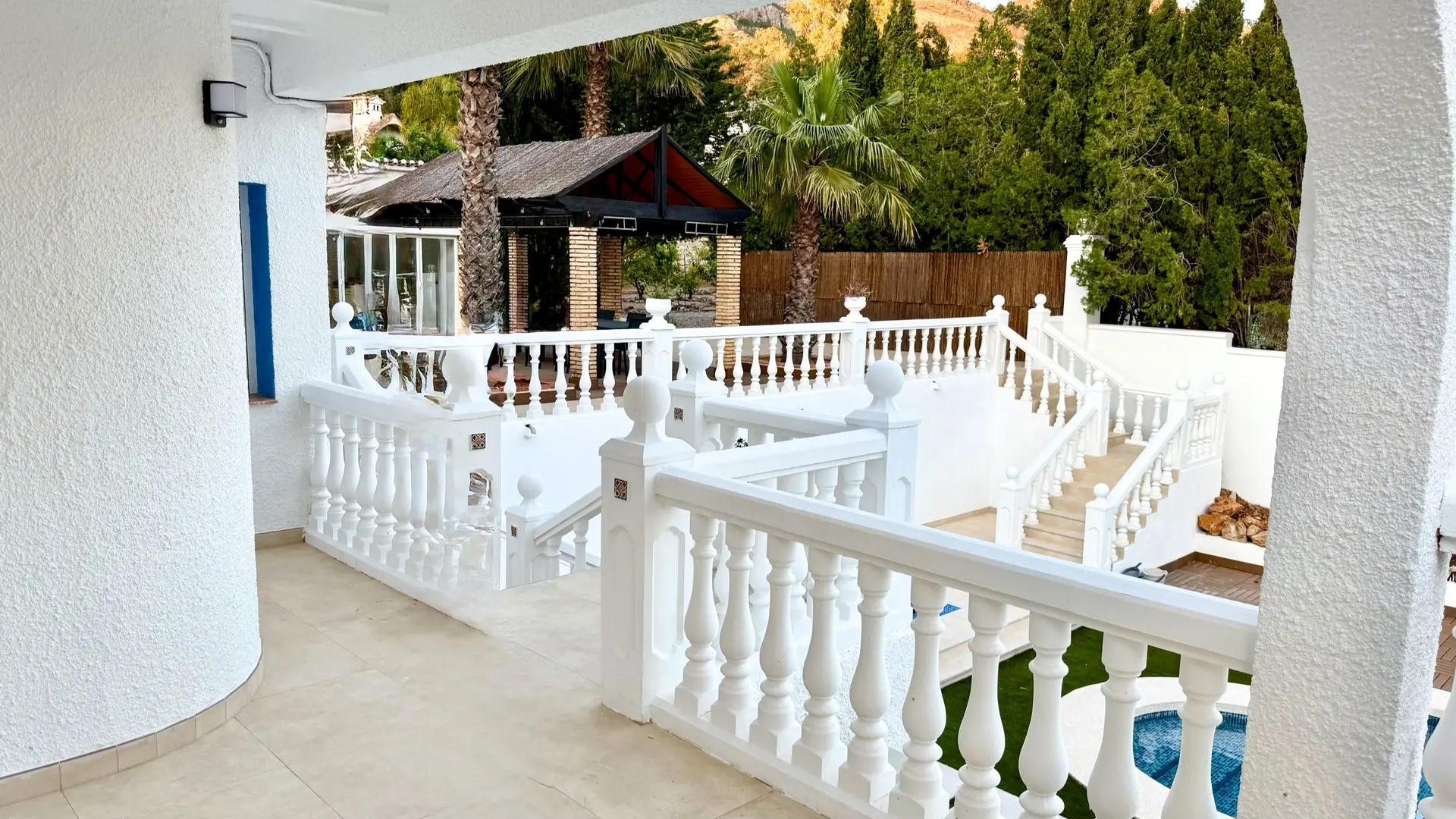 Weisse Ballustraden Pergola